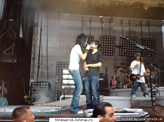 WoW - Bill a chemat un baiat pe scena - Tokio Hotel